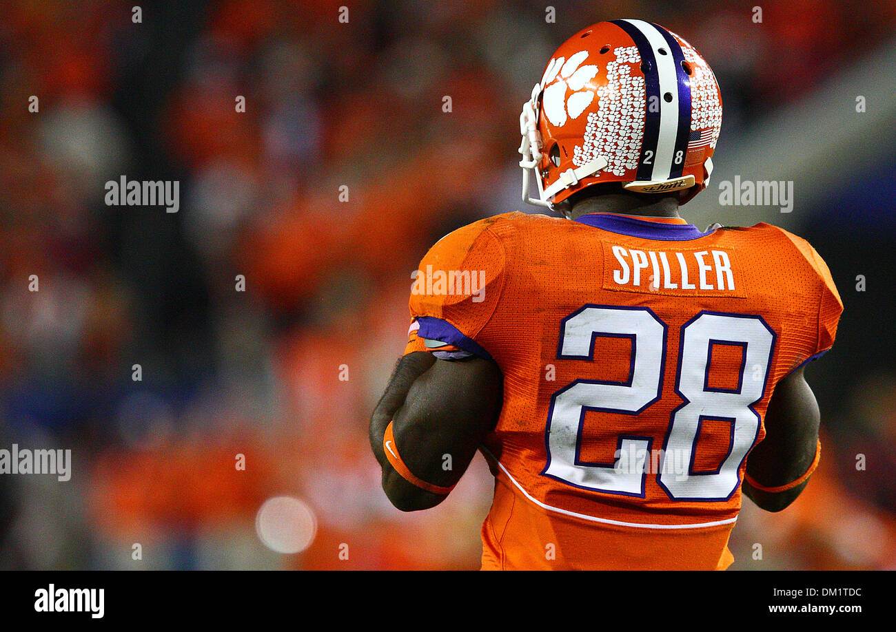 Clemson Runningback C.J. Spiller #28 in der ersten Hälfte der Dr Pepper Atlantic Coast Conference Football Championship Game zwischen der Georgia Tech Yellow Jackets und der Clemson Tigers im Raymond James Stadium in Tampa, FL. gespielt wird (Credit-Bild: © Chris Grosser/Southcreek Global/ZUMApress.com) Stockfoto