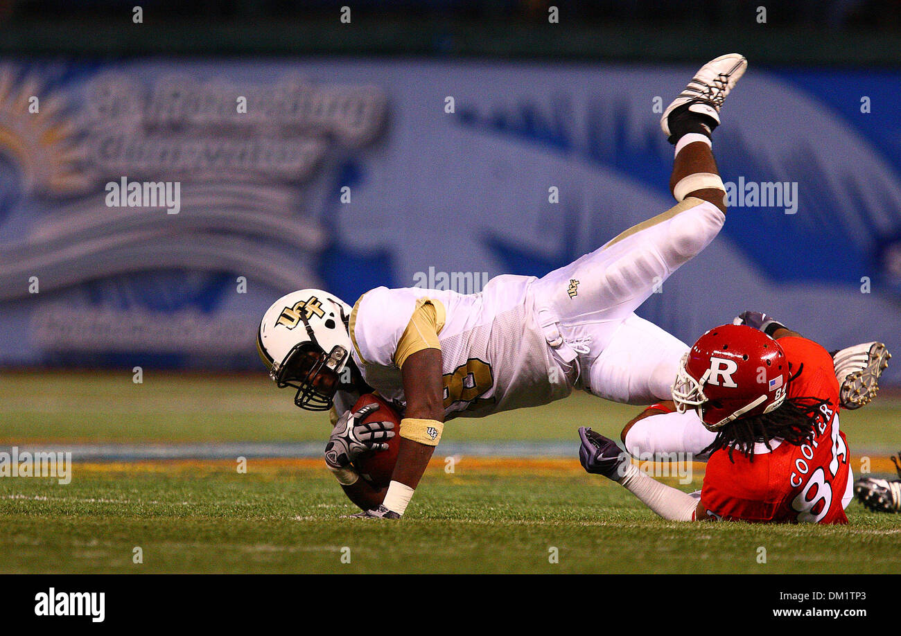 Rutgers Wide Receiver Marcus Cooper #84 der Ball abgefangen durch UCF defensive zurück Kemal Ismael #18 in der zweiten Hälfte des Spiels St. Petersburg Schüssel zwischen der zentralen Florida Ritter und der Rutgers Scarlet Knights im Tropicana Field in St. Petersburg gespielt hat, besiegte FL. Rutgers Zentralflorida 45-24. (Kredit-Bild: © Chris Grosser/Southcreek Global/ZUMApress.co Stockfoto