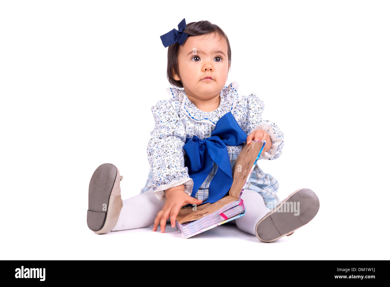 Süßes Babymädchen spielen mit einem Buch Stockfoto