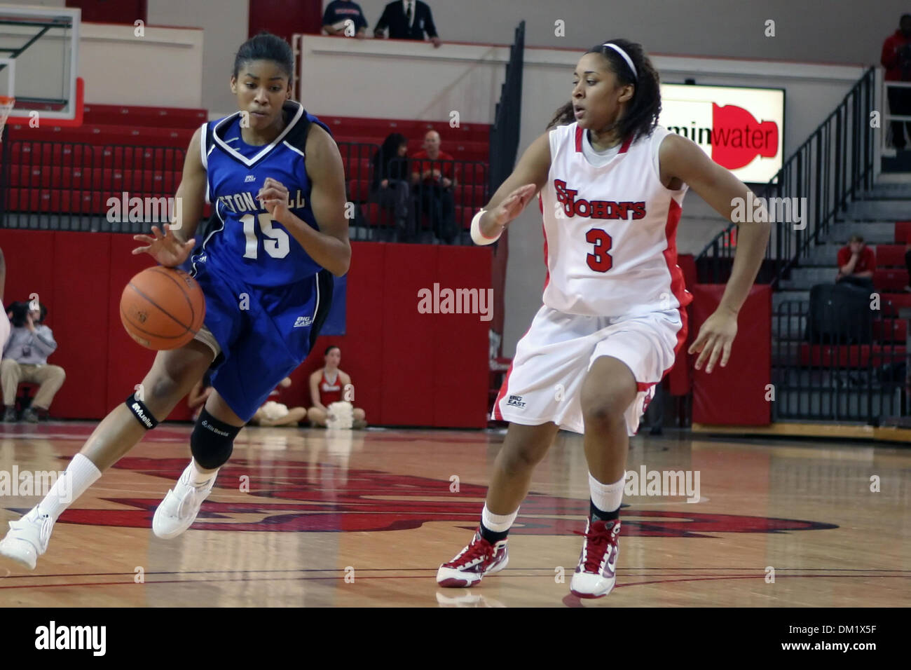 Seton Hallen #15 Nicole Emery auf einem vorne führen vorbei an St Johns #3 Da'Shena Stevens.  St Johns besiegte Seton Hall 60-40 im Spiel an Carnesecca Arena, Jamaica, New York statt. (Kredit-Bild: © Anthony Gruppuso/Southcreek Global/ZUMApress.com) Stockfoto