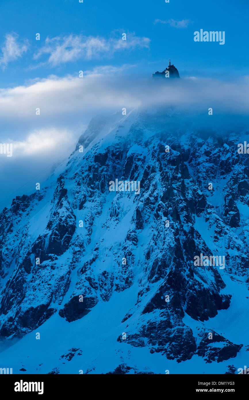 die Aiguille du Midi erscheinen durch die Wolken, Mont Blanc, Les Alpen, Haute-Savoie, Frankreich Stockfoto