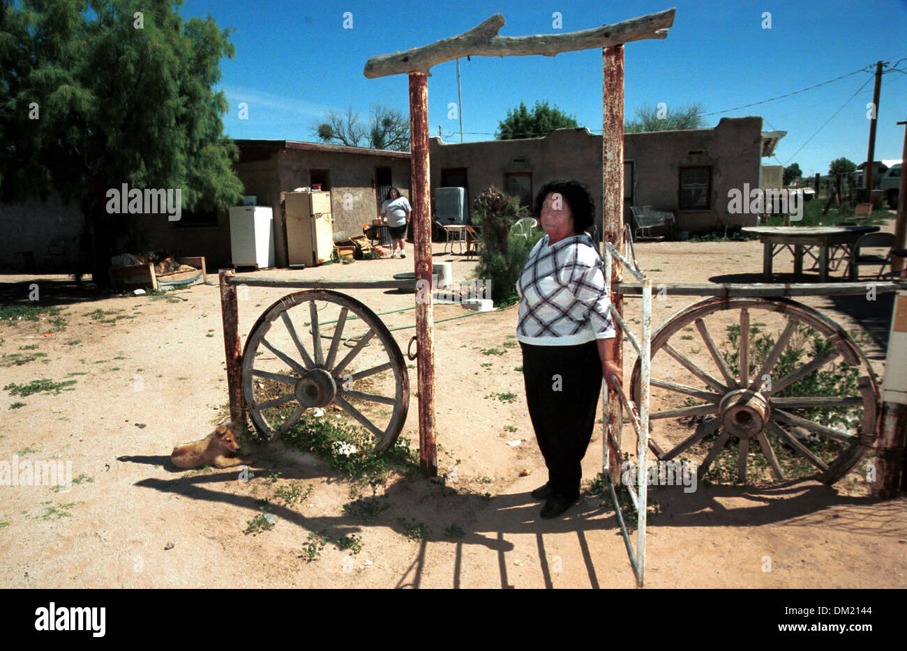Navajo Dame im Vorgarten von Haushaltsgeräten vor Haus Arizona, Arizona der Navajo-Nation. Stockfoto