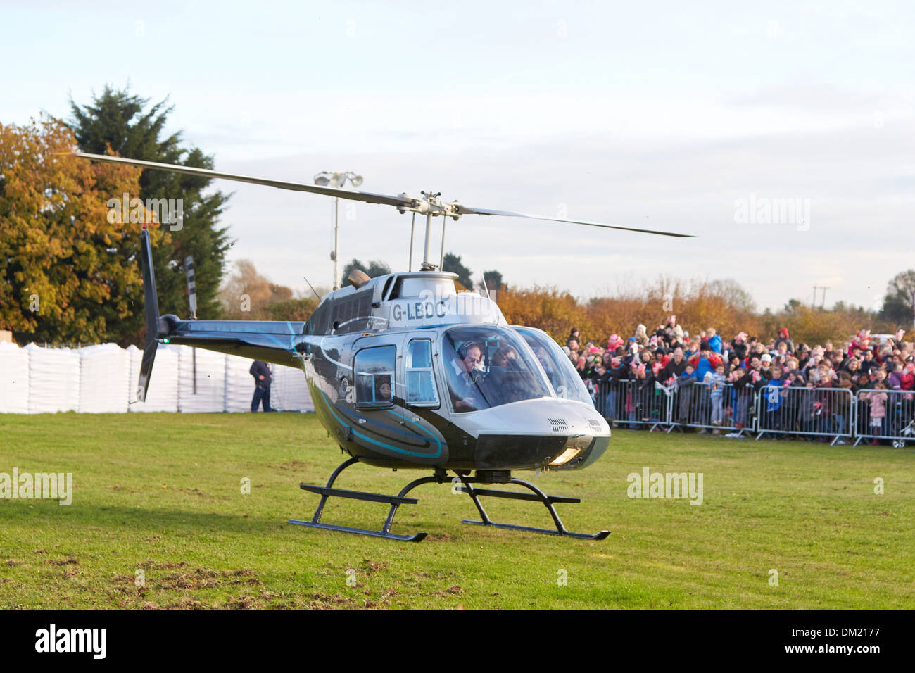 Ein Bell 206 Jetranger Hubschrauber Landung auf einem Feld am Yarnton Garden Centre Stockfoto