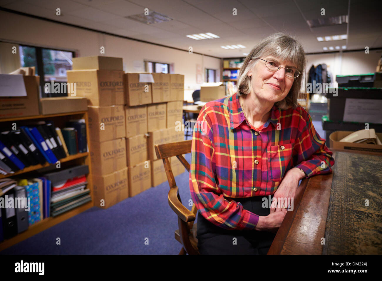 Judith Luna, Senior Inbetriebnahme Editor für Weltklassiker, abgebildet in den Archivraum von der Oxford University Press Stockfoto