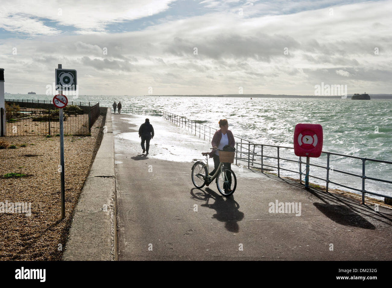 Wandern und Radfahren an der Küste neben stürmischer See, Southsea, Hampshire, UK Stockfoto