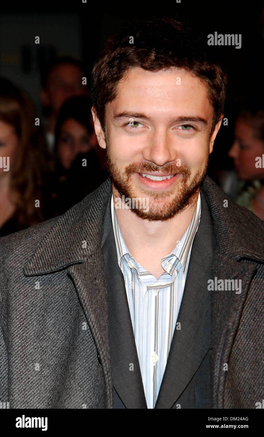 5. April 2002 - New York, NEW YORK - K45934AR. DIE PREMIERE von WALK THE LINE im BEACON THEATRE NEW YORK New York 13.11.2005. ANDREA RENAULT-TOPHER GRACE (Kredit-Bild: © Globe Photos/ZUMAPRESS.com) Stockfoto