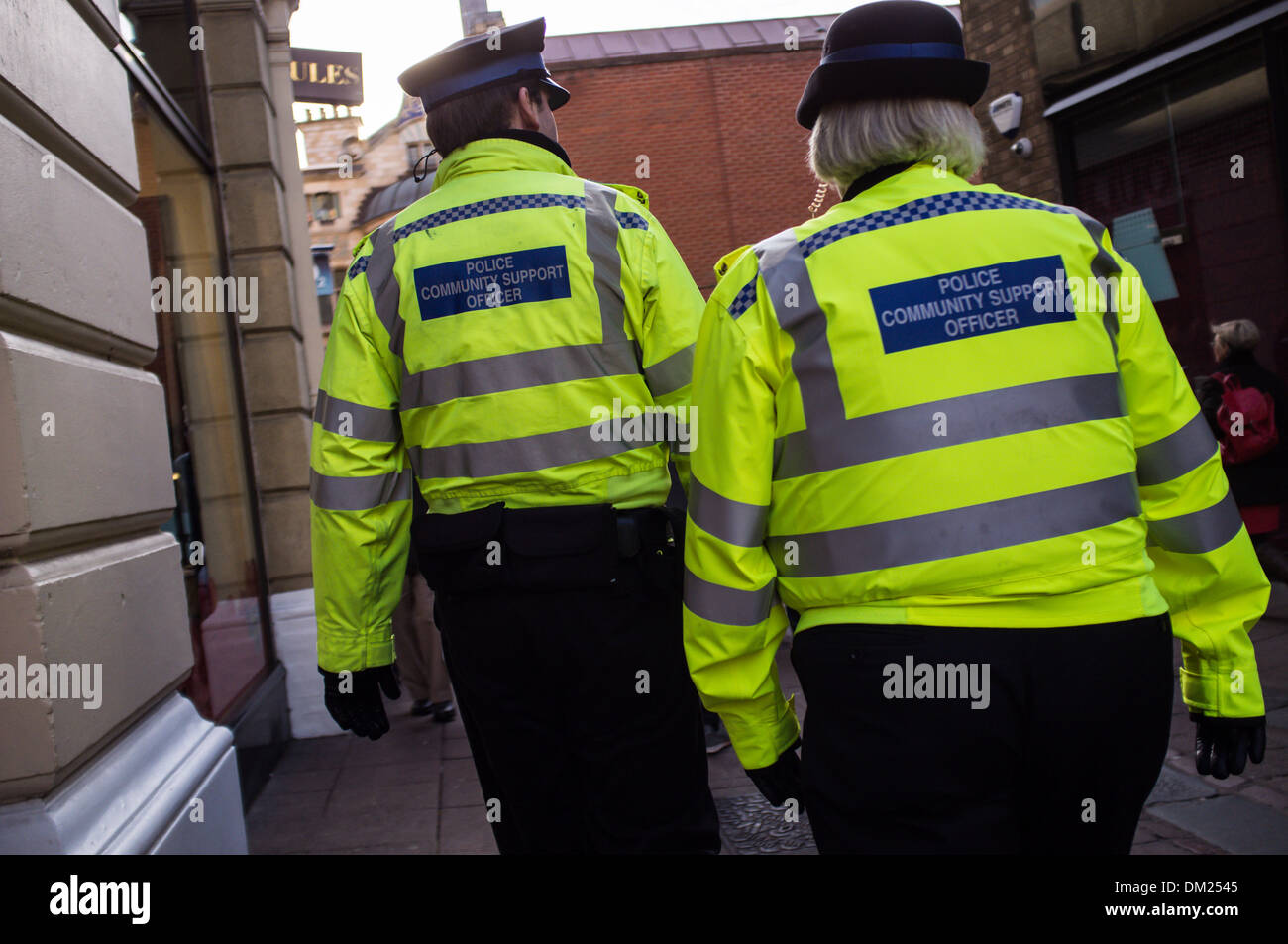 Police Community Support Officers auf dem Schlag in Norwich Stadtzentrum Stockfoto