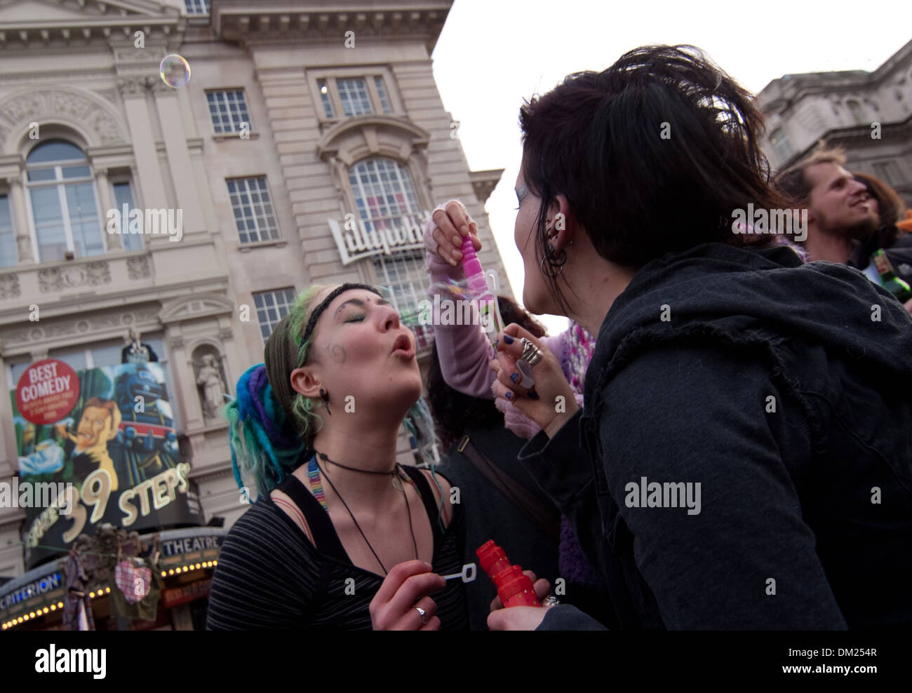 Hübsche Luftblasen in die Luft, A Bubble anlässlich des 10. Jahrestages des zurückfordern Liebe feiern, Piccadilly Circus London Stockfoto