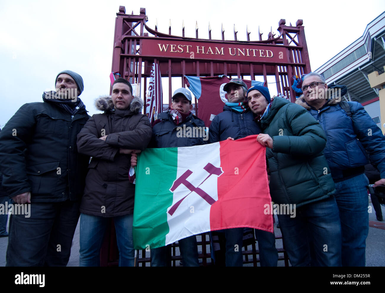 Italienische Hämmer West Ham Fans aus Italien an den 20. Jahrestag des Todes von Bobby Moore. Stockfoto