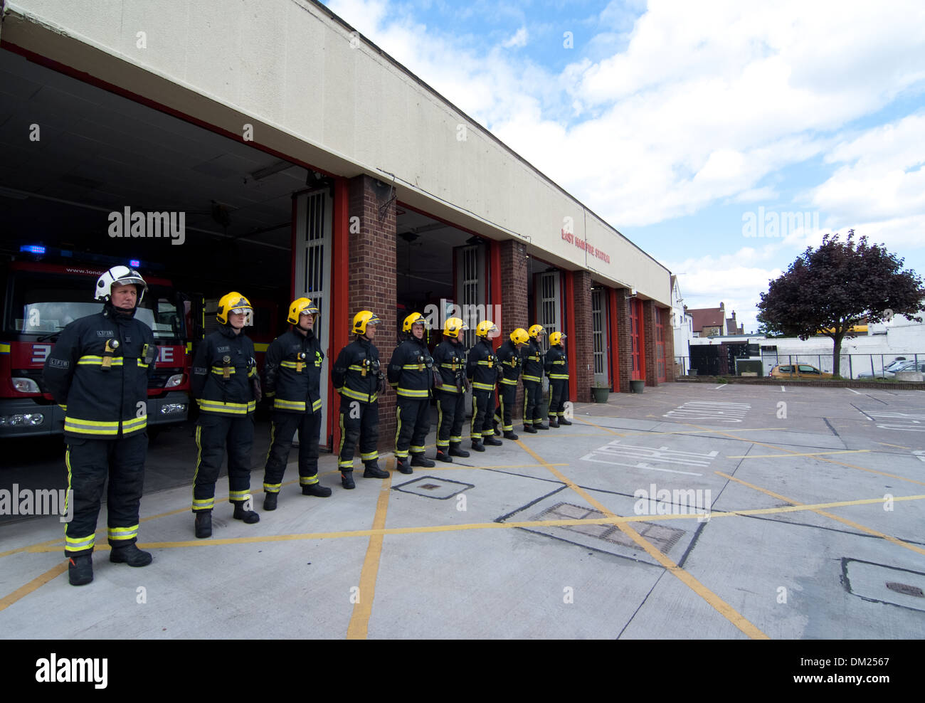 Feuerwehrleute aus East Ham Feuerwehr stehen zur Aufmerksamkeit hat die Parade in Erinnerung an John Travers Cornwell VC, Pässe. Stockfoto