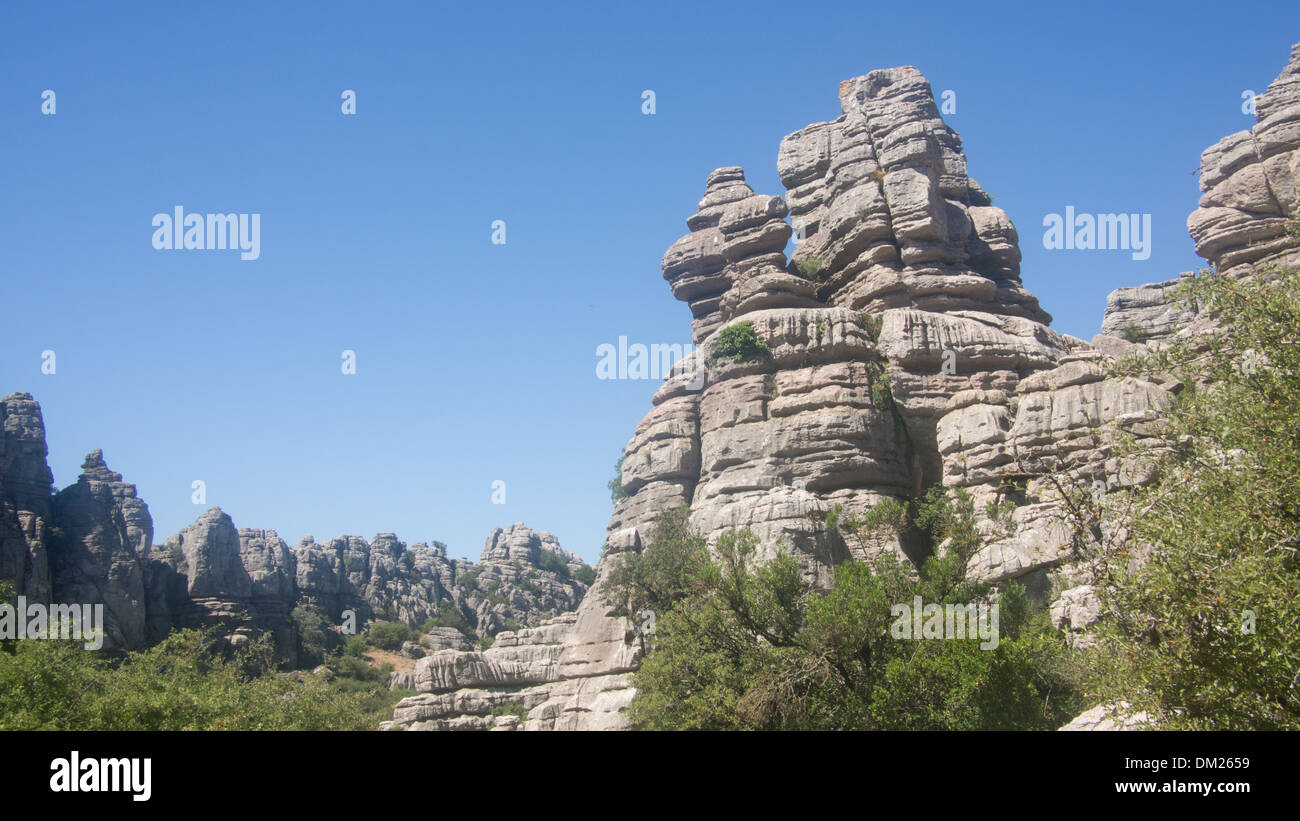 Felsformationen an Torcal de Antequera, in der Nähe von Antequera, Andalusien, Spanien. Naturschutzgebiet im Gebirgszug der Sierra del Torcal. Stockfoto