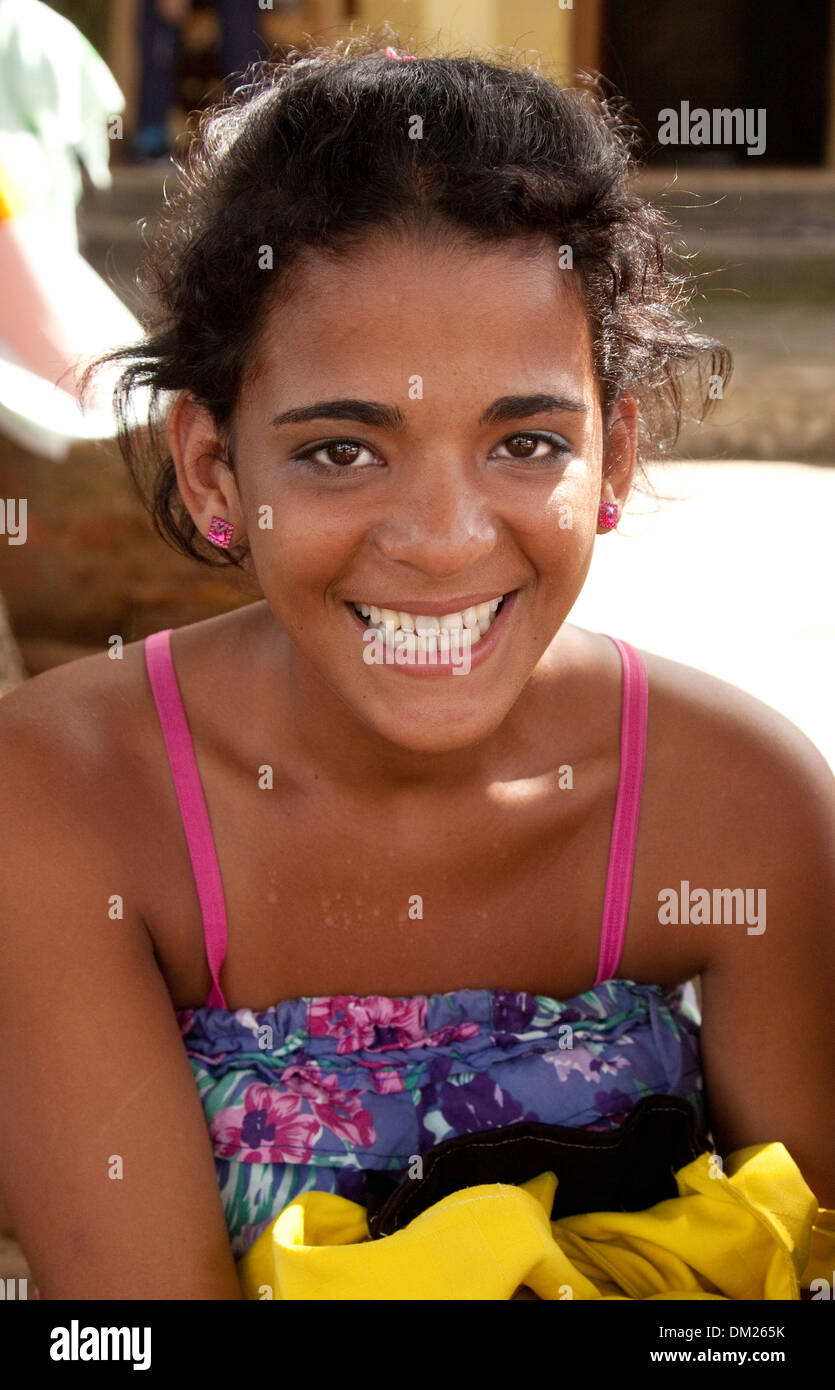 Kuba Girl - Porträt von attraktiven Lächeln kubanischen jugendlichen Mädchen im Alter 14-15 Jahre, Vinales, Kuba Karibik Lateinamerika Stockfoto