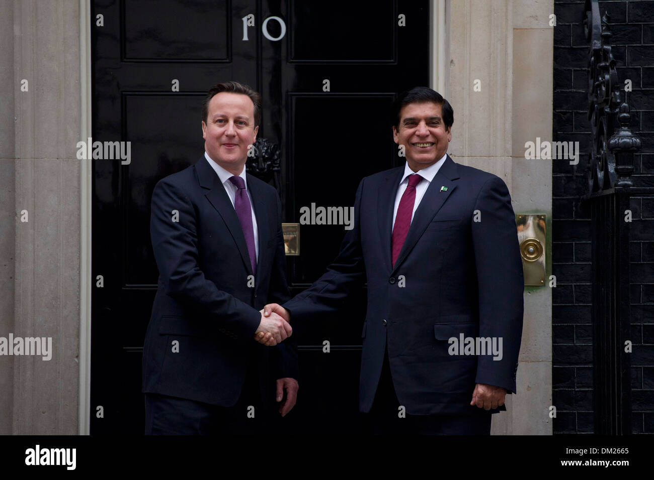 Der britische Premierminister David Cameron(L) grüßt Premierminister Raja Pervez Ashraf von Pakistan (R) auf den Stufen des N 10 Downing St Stockfoto