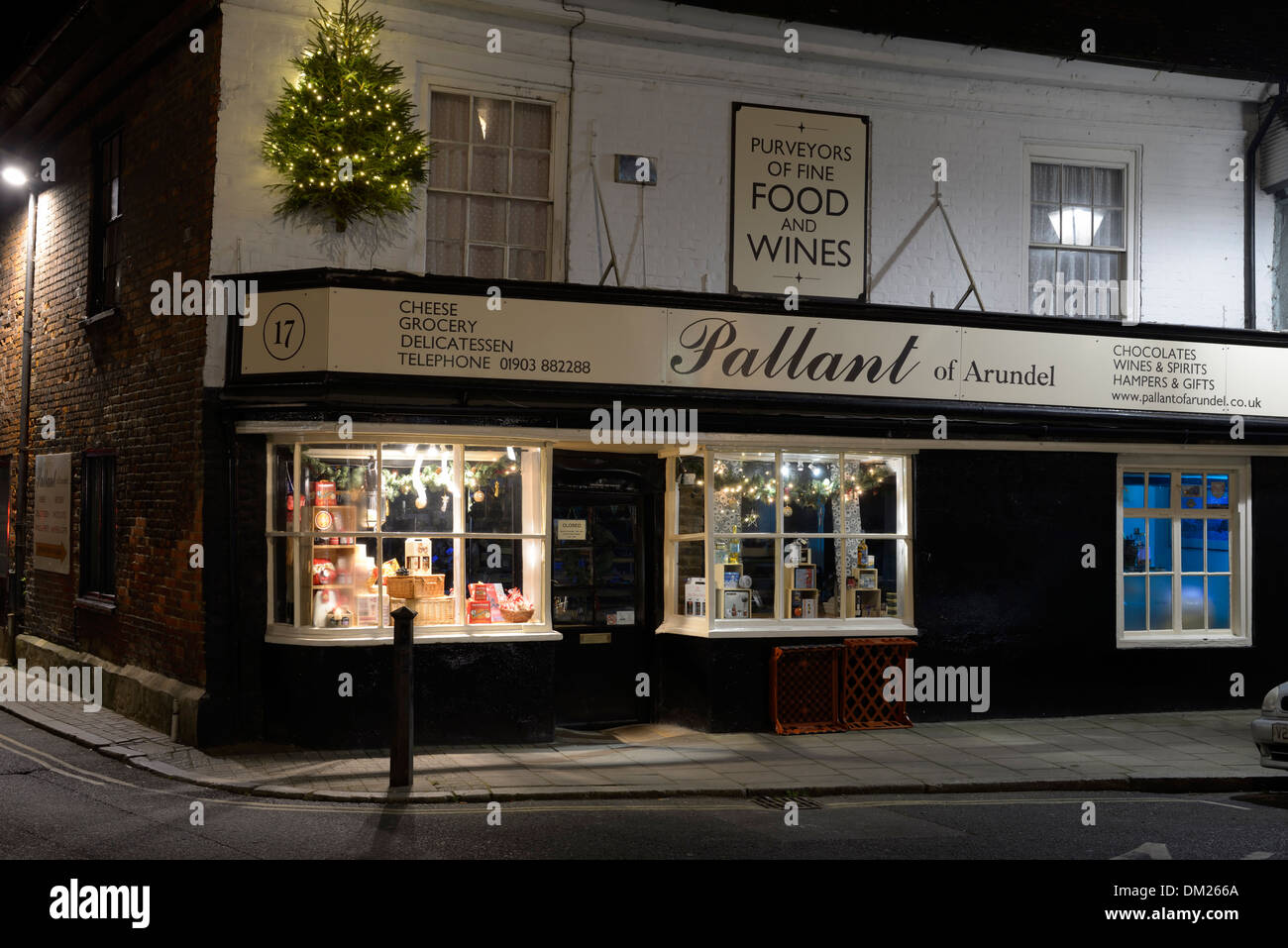 Pallant of Arundel laden am unteren Ende der High Street, Arundel beleuchtet in einer Winternacht, West Sussex, UK Stockfoto