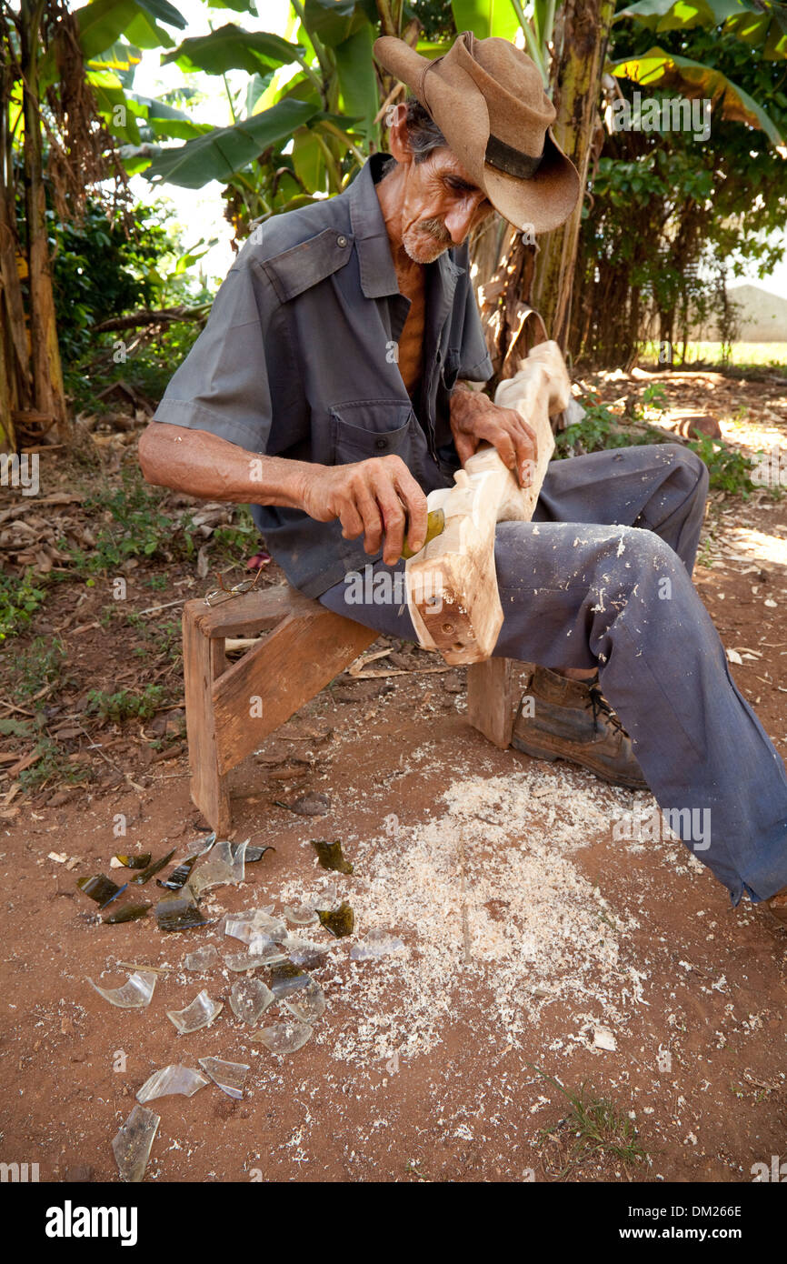 Kubanische Mann schnitzen Holz mit Scherben von Glas aus Flaschen; Vinales Cuba Caribbean Stockfoto