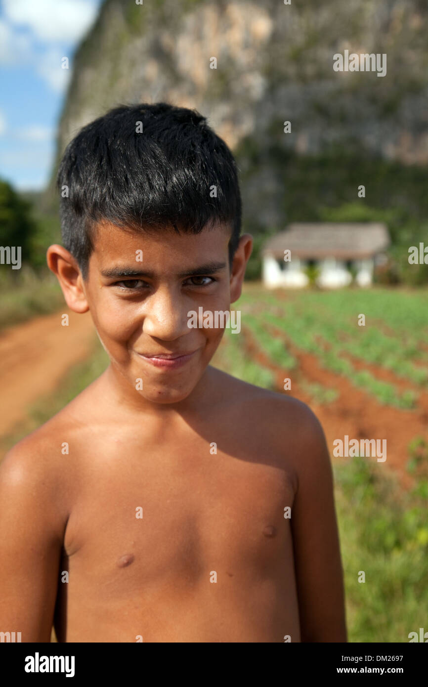 Karibisches Kind; kubanischer Junge im Alter von 10 Jahren auf einem Bauernhof, Vinales, Kuba, Karibik, lateinamerika Stockfoto