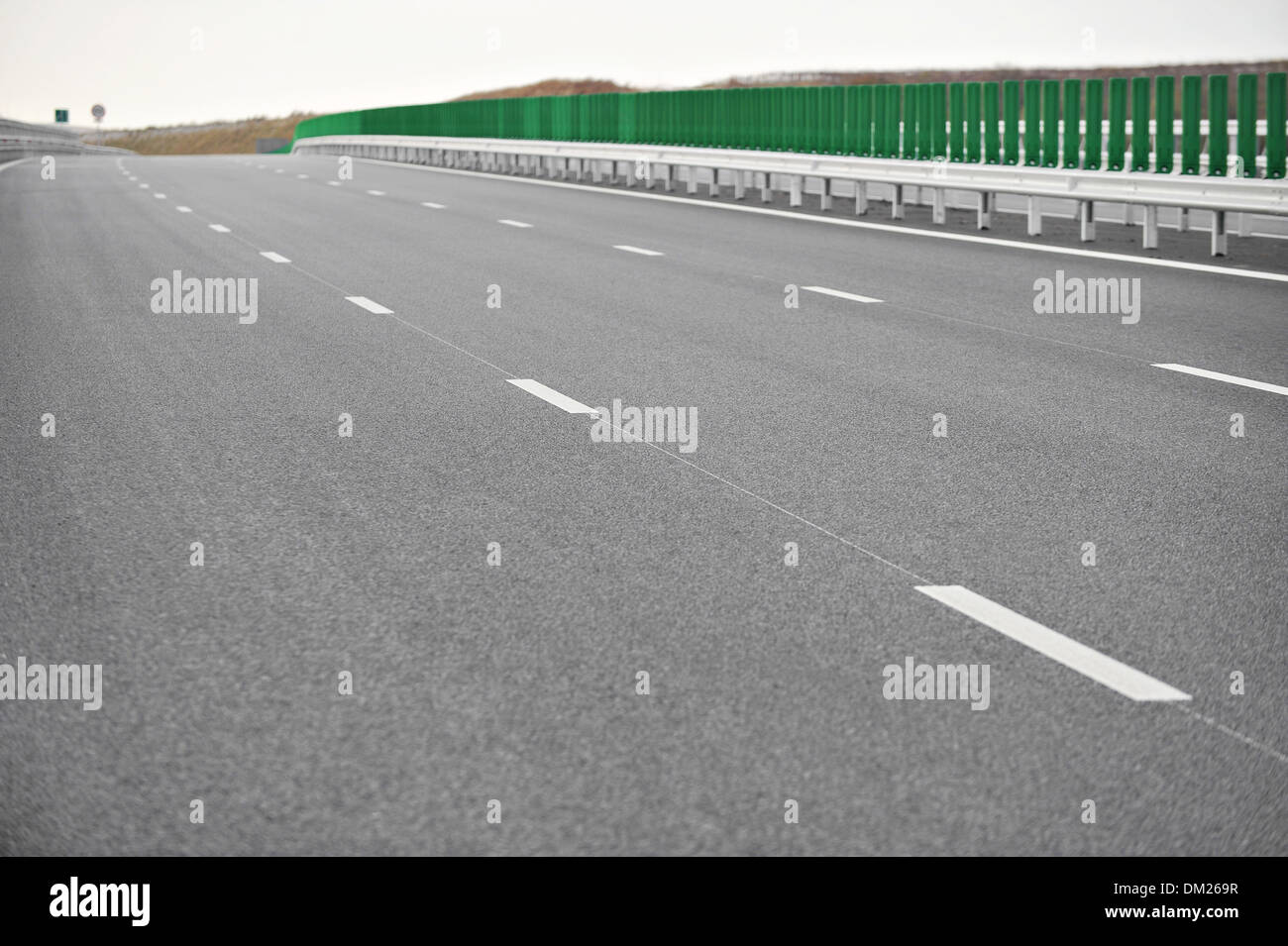 Eine neu gebaute Autobahn ohne Verkehr Stockfoto