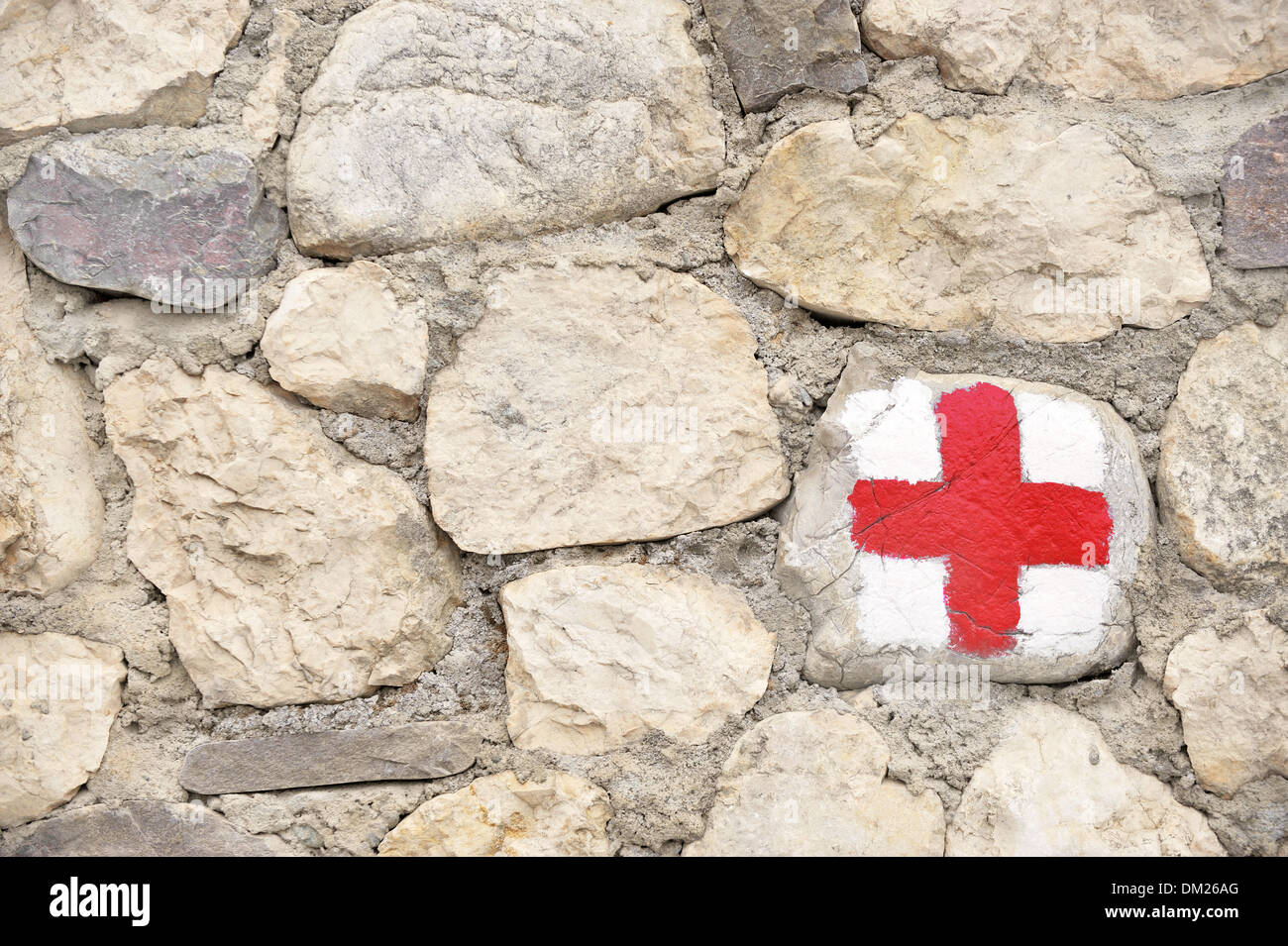 Rotes Kreuz auf einer Steinmauer Kennzeichnung eine touristische route Stockfoto