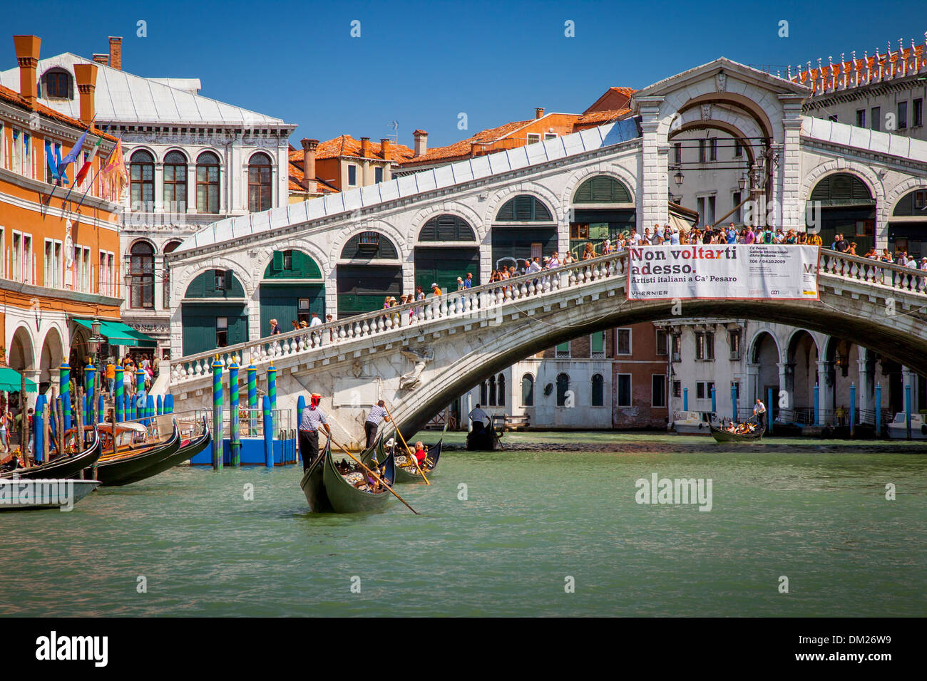 Gondeln auf dem Canal Grande an der Rialto Brücke, Venedig, Venetien Italien Stockfoto