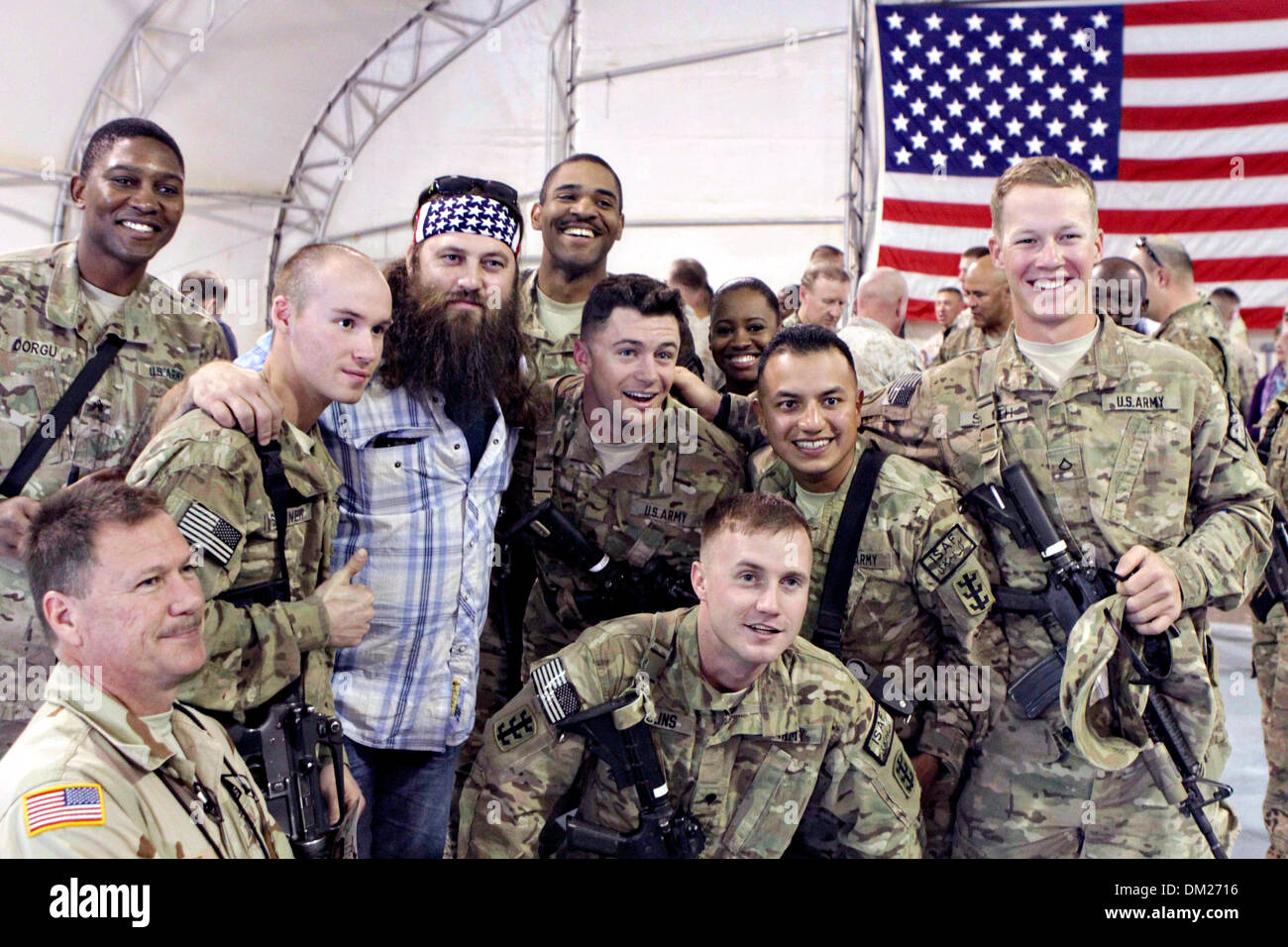 Ente Dynastie Reality TV star Willie Robertson für Fotos mit Marines 10. Dezember 2013 in Camp Leatherneck, Afghanistan darstellt.  Robertsons Besuch ist Teil der jährlichen USO Urlaub Tour dazu beitragen, die Moral der Service-Mitglieder im Ausland eingesetzt. Stockfoto