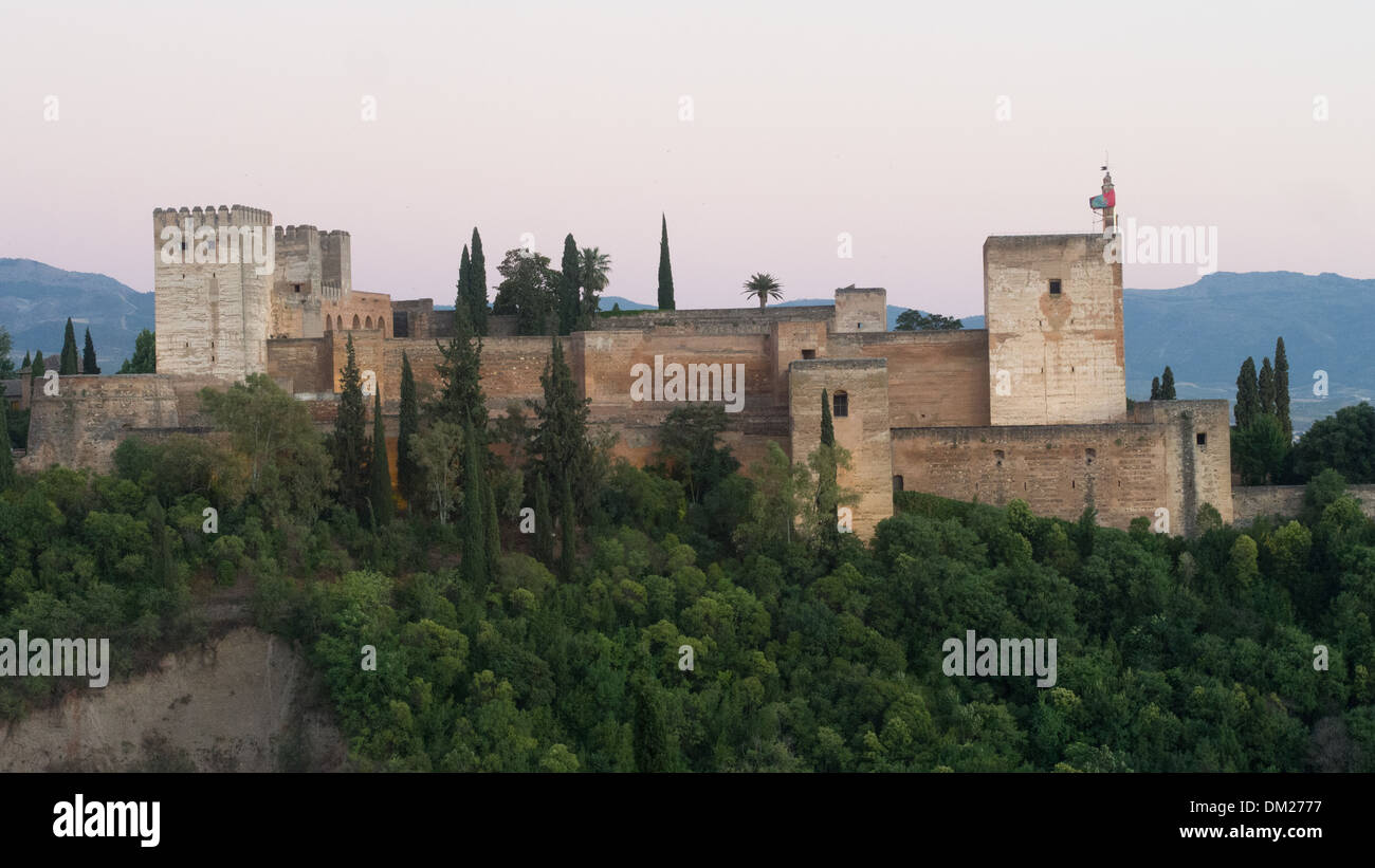 Die Alhambra vom Mirador de San Nicolas in der Albaicin (alte maurische Viertel) aka gesehen Albayzin, Granada, Andalusien, Spanien Stockfoto