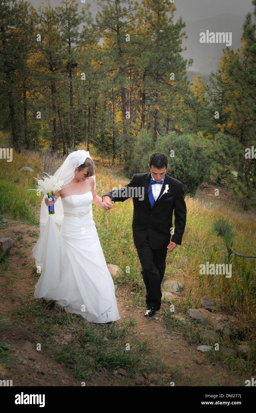 Braut und Bräutigam im Freien zu Fuß auf Weg. Stockfoto