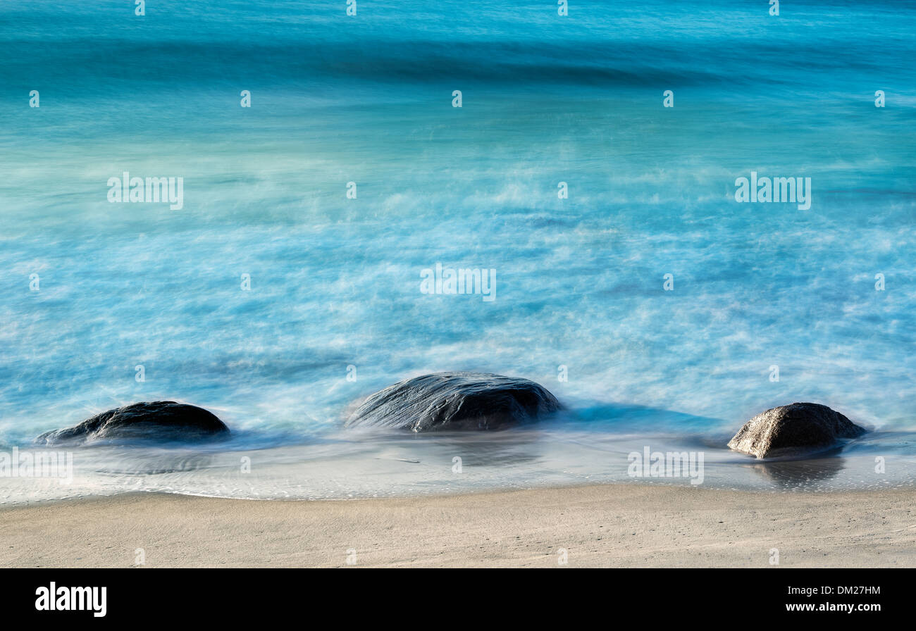 Rock mit bewegtem Meerwasser. Stockfoto