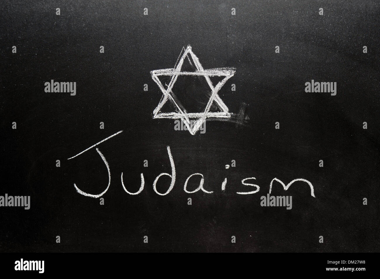 Nahaufnahme von einer Tafel mit dem Judentum darauf mit Kreide geschrieben. Stockfoto