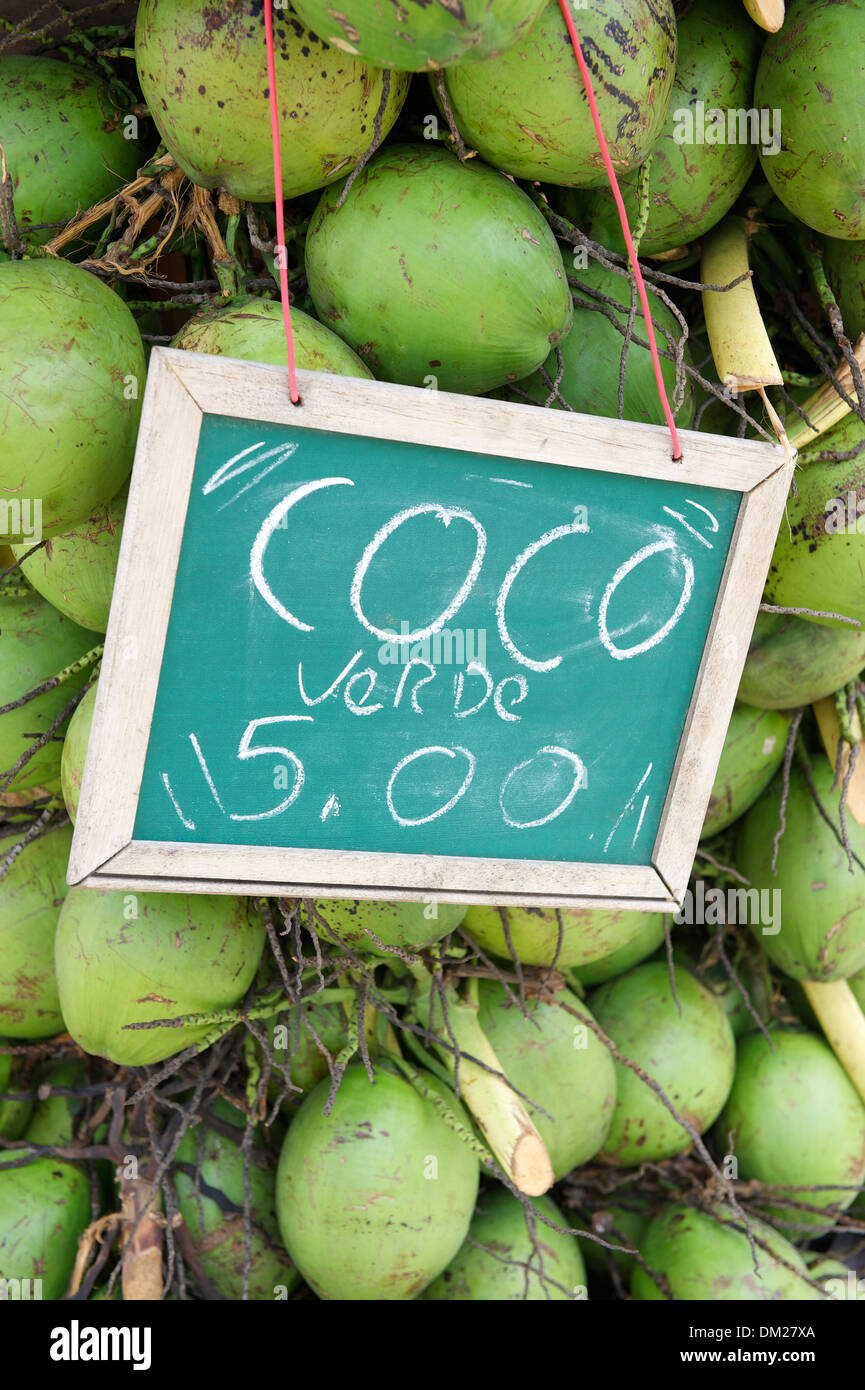 Zeichen wirbt Preis grüne Kokosnüsse in Rio De Janeiro Brasilien fünf Reals trinken Stockfoto