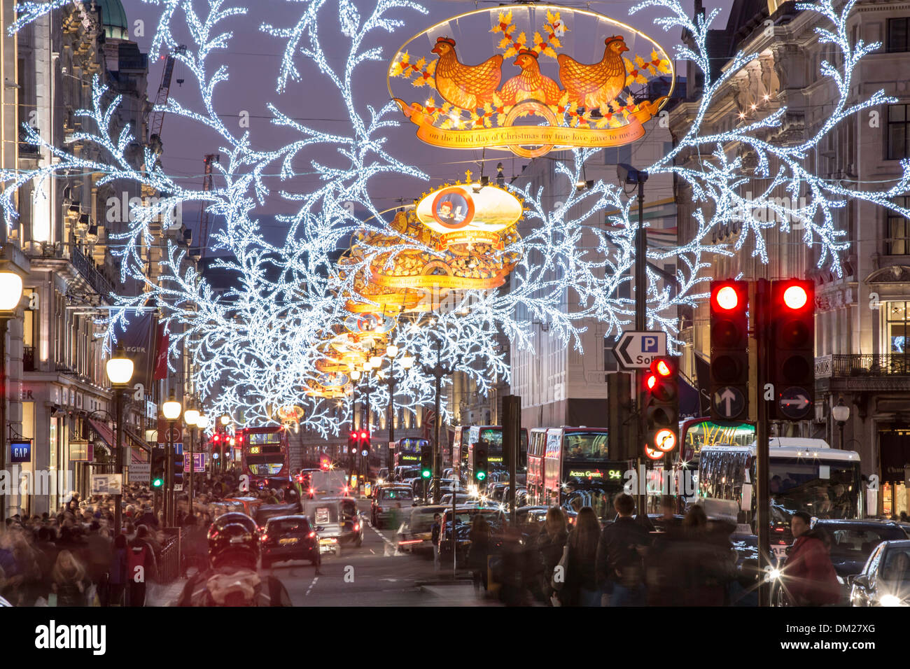 Regent Street während der Weihnachtszeit, London, Vereinigtes Königreich Stockfoto