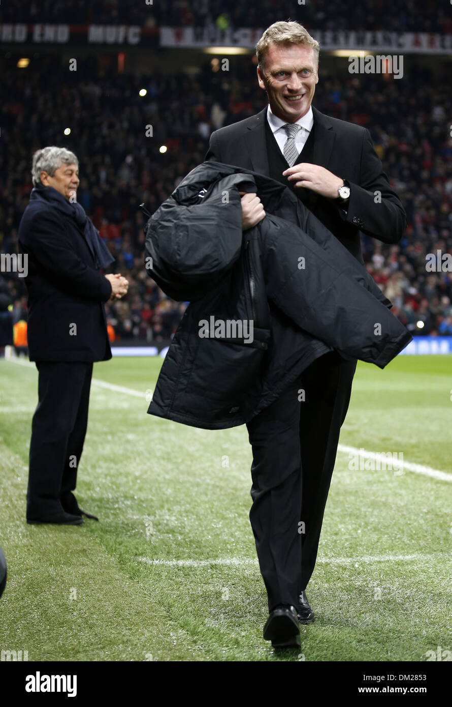 Manchester, blickt Shakhtar Donetsks Trainer Mircea Lucescu auf vor der UEFA-Champions-League-Gruppe ein Match zwischen Manchester United und Schachtjor Donezk im Stadion Old Trafford in Manchester, UK. 10. Dezember 2013. David Moyes (R), Manager von Manchester United, lächelt als Shakhtar Donetsks Kopf sieht Trainer Mircea Lucescu vor der UEFA Champions League-Gruppe A Spiel zwischen Manchester United und Schachtjor Donezk im Stadion Old Trafford in Manchester, England am 10. Dezember 2013 auf. Manchester United gewann 1: 0. Bildnachweis: Wang Lili/Xinhua/Alamy Live-Nachrichten Stockfoto