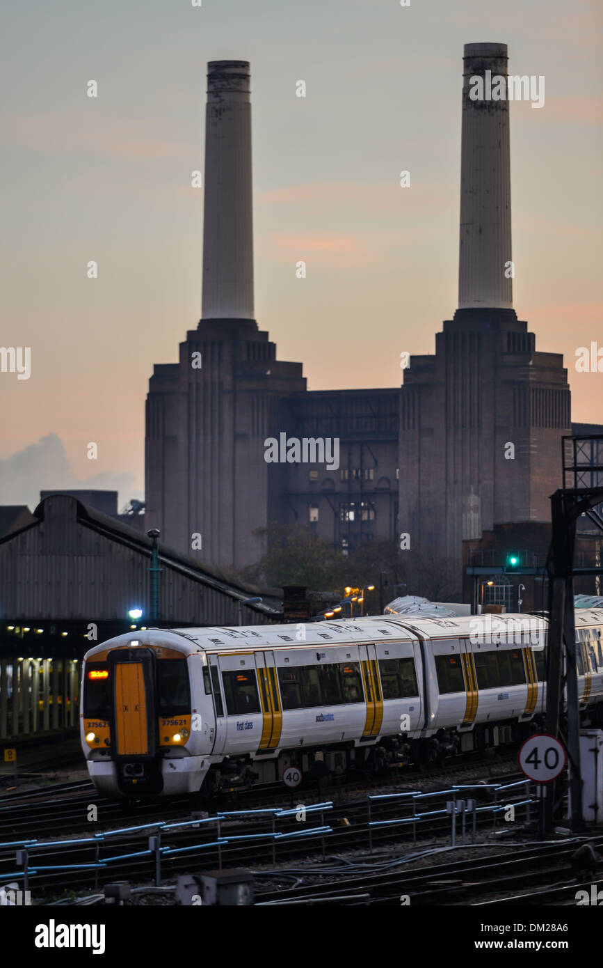 Trainieren Sie, vorbei an der Battersea Power Station, London, UK Stockfoto