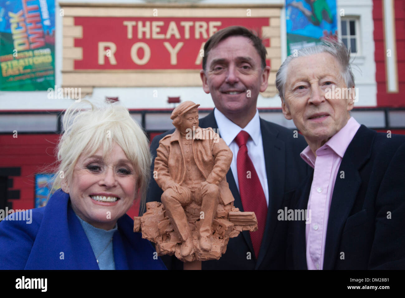 Barbara Windsor mit Sir Robin Wales, Bürgermeister von Newham (l) und Schauspieler Murray Melvin (r), Stratford, London, UK Stockfoto