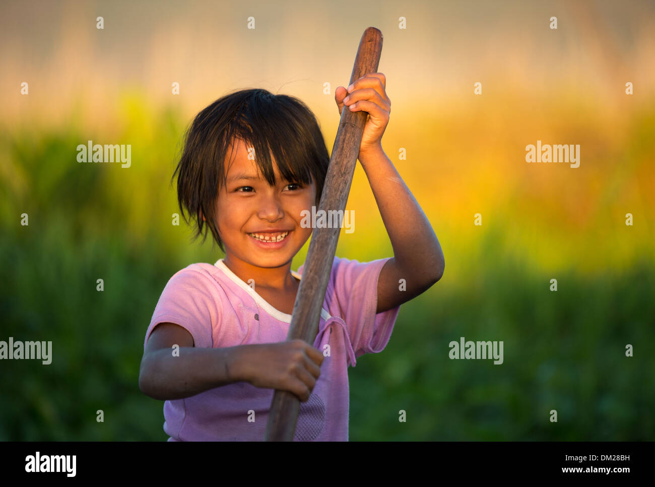 Mädchen auf dem Wasser, Inle-See, Myanmar (Burma) Stockfoto