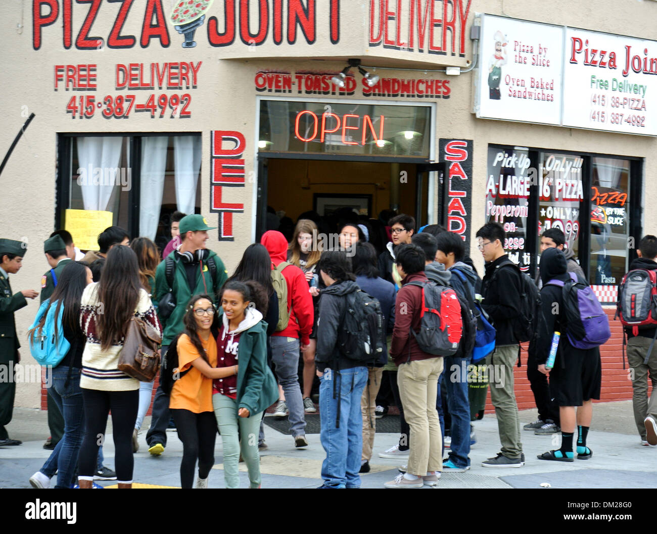 High School Kids Line up für Pizza während der Mittagspause in San Francisco Stockfoto