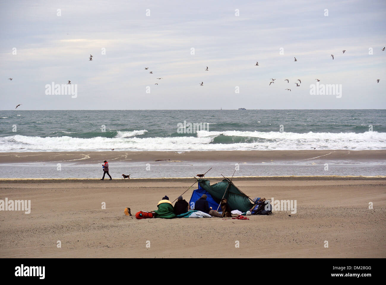 malerische Aussicht von Camper und Hund Spaziergänger am Ocean Beach in San Francisco Stockfoto