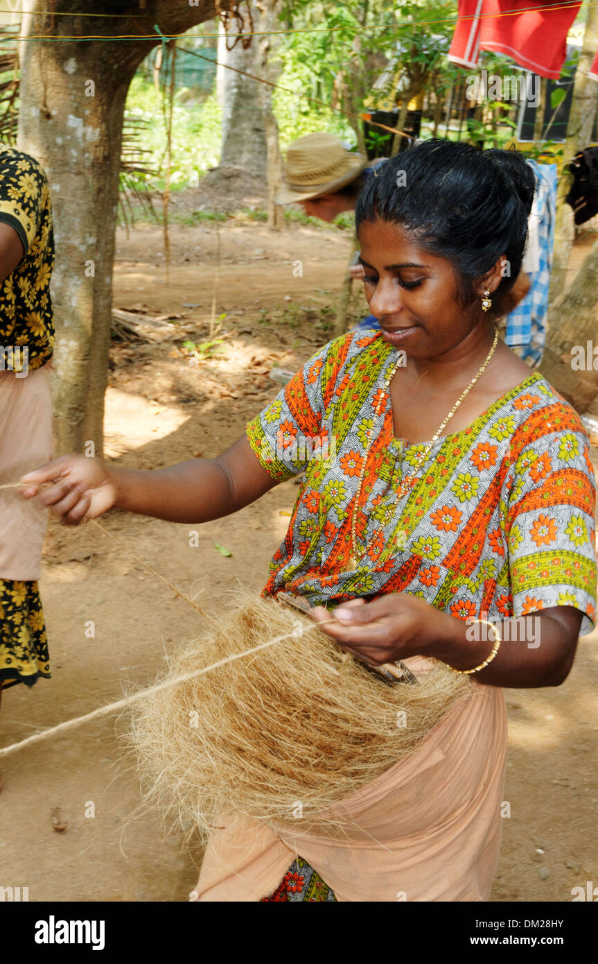 Indische Frauen beim Weben Kurs Kokosfasern (Kokos) in String für die Herstellung von Seil Stockfoto