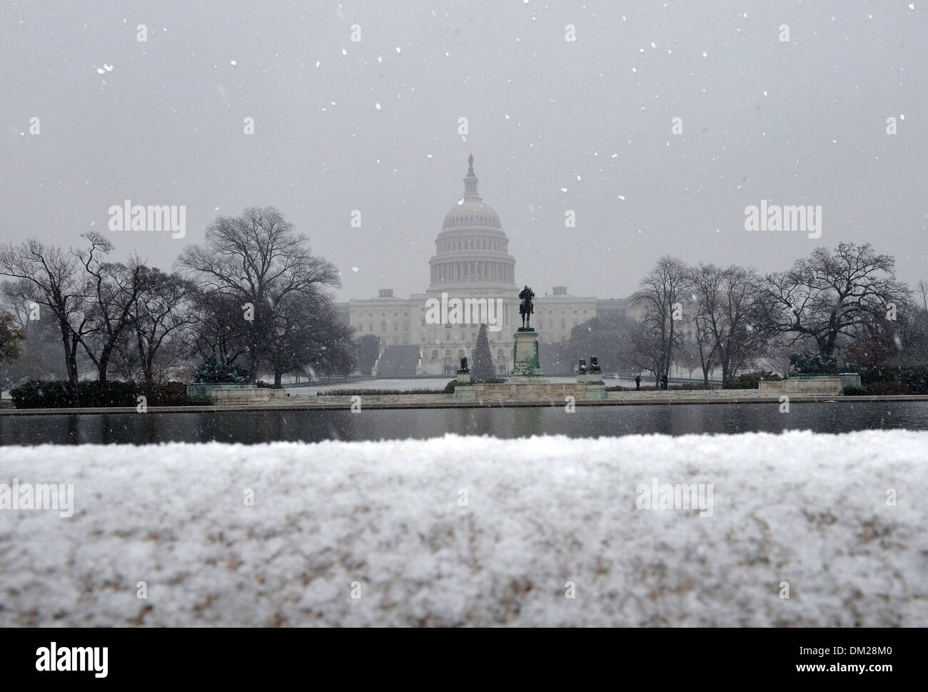 (131211)--WASHINGTON D.C., 10. Dezember 2013 (Xinhua)--Foto am 10. Dezember 2013 zeigt ein Blick auf das Kapitol in Washington DC Chief Budget Verhandlungsführer im US-Kongress sagte am Dienstag, dass sie einen zwei-Jahres-Vertrag zur Vermeidung eine Regierung Abschaltung am 15. Jan. gefunden haben. (Zhang Xinhua/Jun) Stockfoto