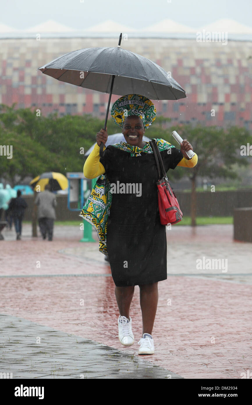 Johannesburg, Südafrika. 10. Dezember 2013. Trauernden besuchen die offizielle Trauerfeier für Nelson Rolihlahla Mandela das FNB-Stadion in Soweto nahe Johannesburg. Südafrika.  Dienstag, 10. Dezember 2013 Picture by Zute Lightfoot/Alamy Live-Nachrichten Stockfoto