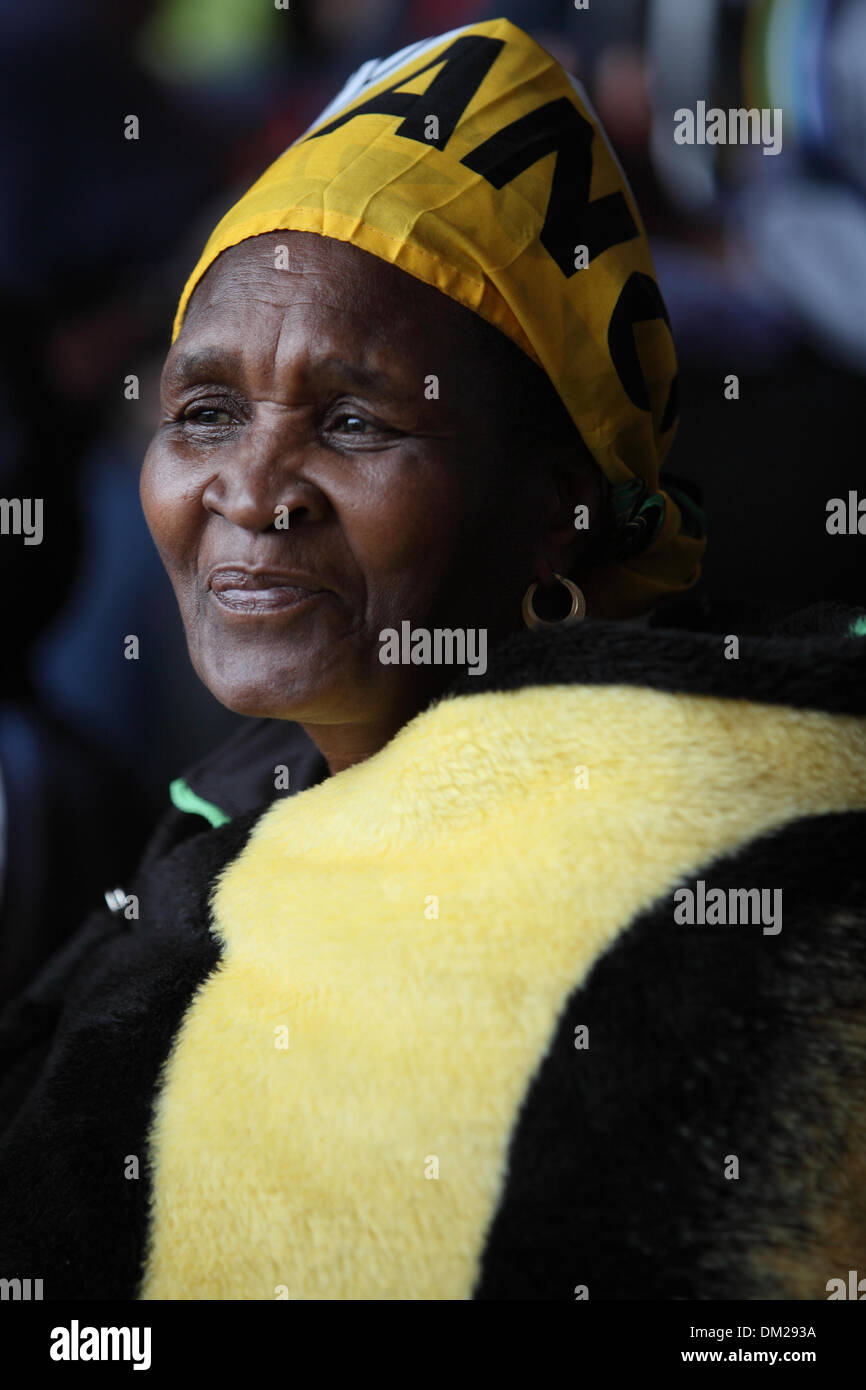 Johannesburg, Südafrika. 10. Dezember 2013. Trauernden besuchen die offizielle Trauerfeier für Nelson Rolihlahla Mandela das FNB-Stadion in Soweto nahe Johannesburg. Südafrika.  Dienstag, 10. Dezember 2013 Picture by Zute Lightfoot/Alamy Live-Nachrichten Stockfoto