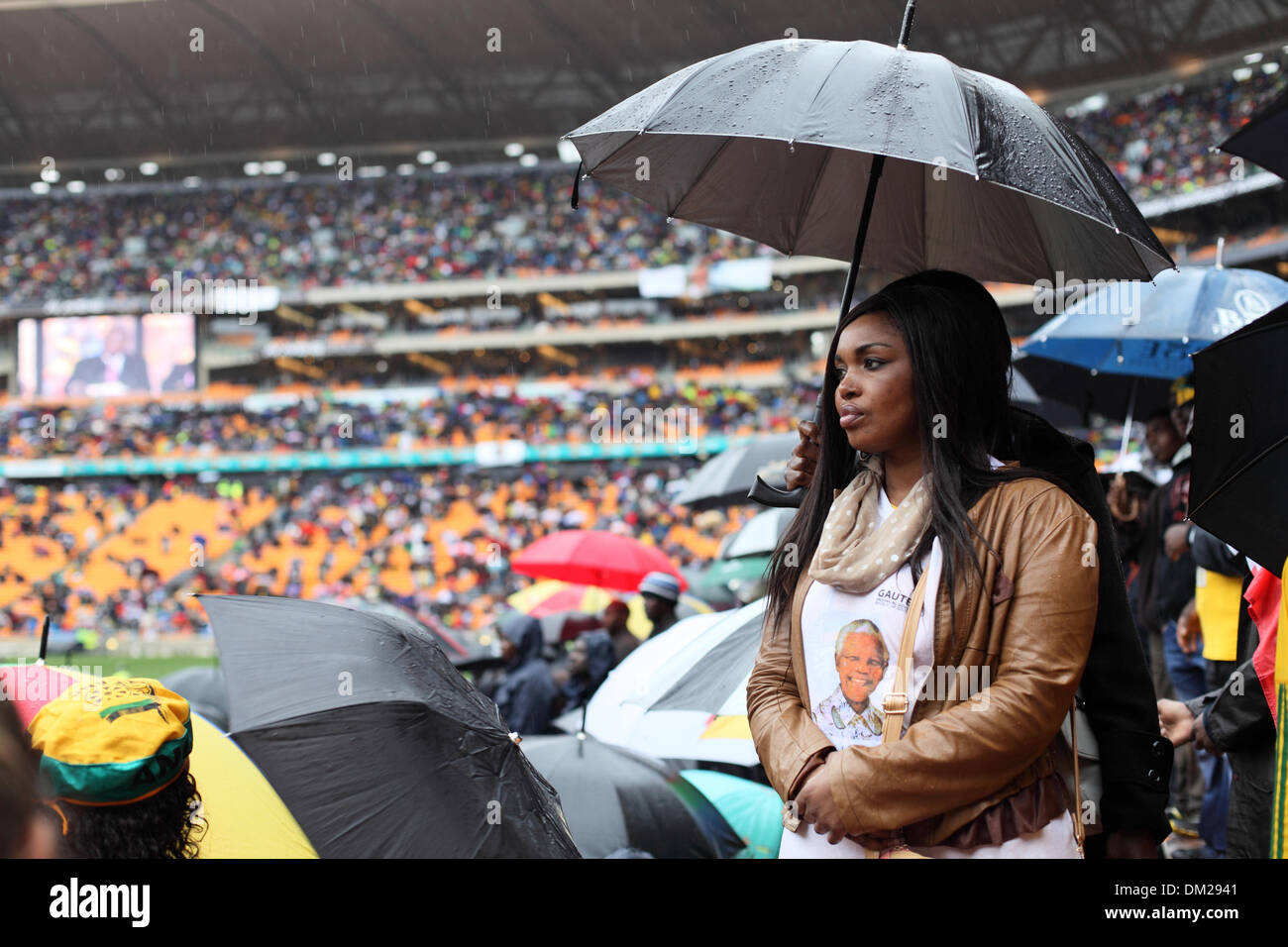 Johannesburg, Südafrika. 10. Dezember 2013. Trauernden besuchen die offizielle Trauerfeier für Nelson Rolihlahla Mandela das FNB-Stadion in Soweto nahe Johannesburg. Südafrika.  Dienstag, 10. Dezember 2013 Picture by Zute Lightfoot/Alamy Live-Nachrichten Stockfoto