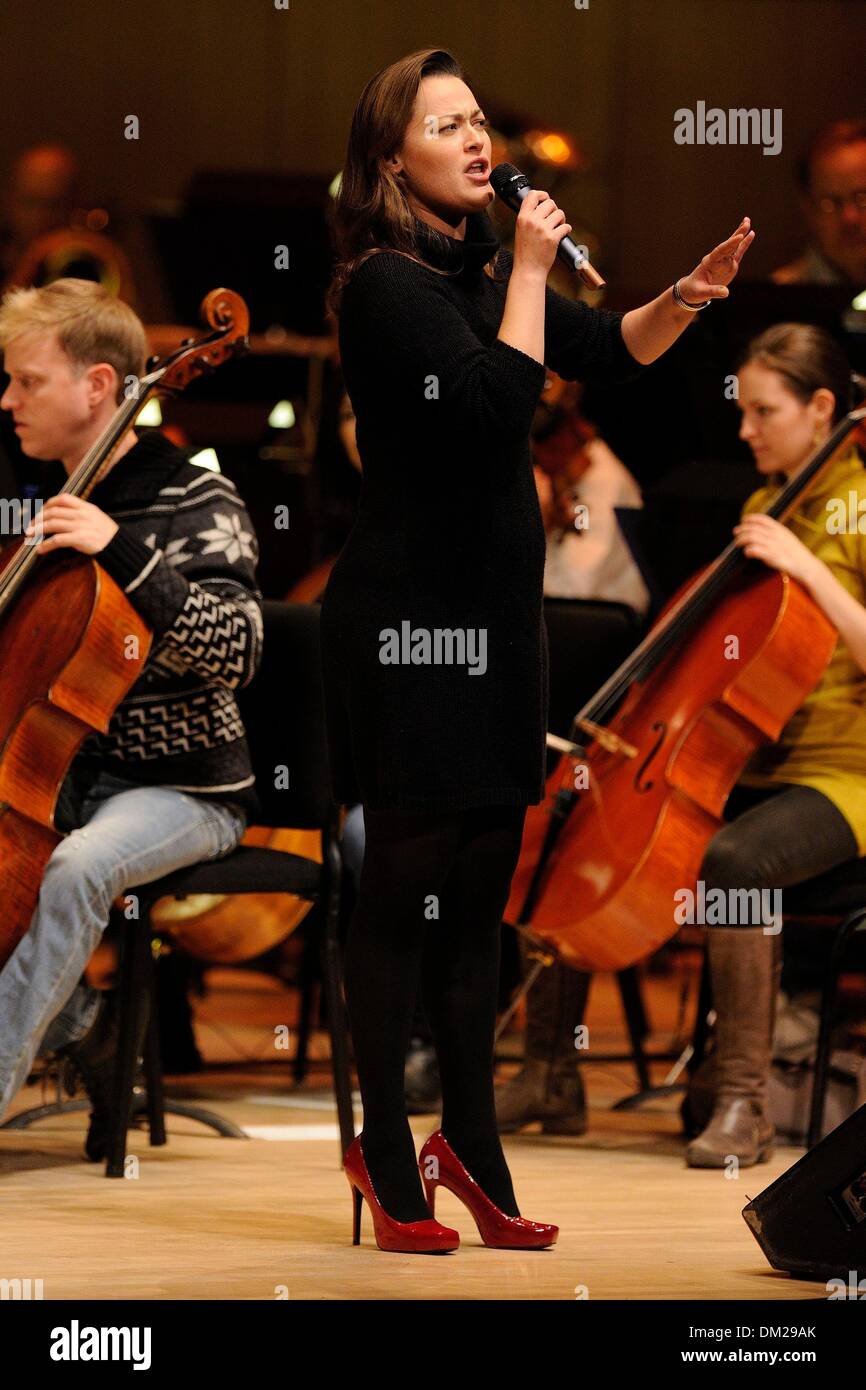 Toronto, Kanada. 10. Dezember 2013. Ashley Brown, bekannt für ihre Rolle als Mary Poppins führt auf der Bühne während einer vollen Orchesterprobe des Toronto Symphony Orchestra 'A POP CHRISTMAS' in der Roy Thomson Hall. Bildnachweis: EXImages/Alamy Live-Nachrichten Stockfoto