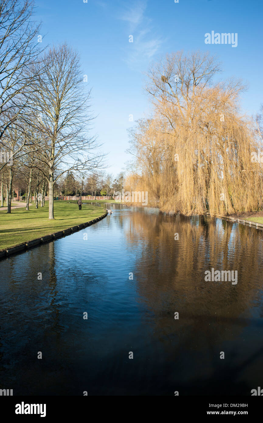 Kanal auf dem Gelände des Hampton Court Palace, Surrey, England, im Winterzeit. Stockfoto