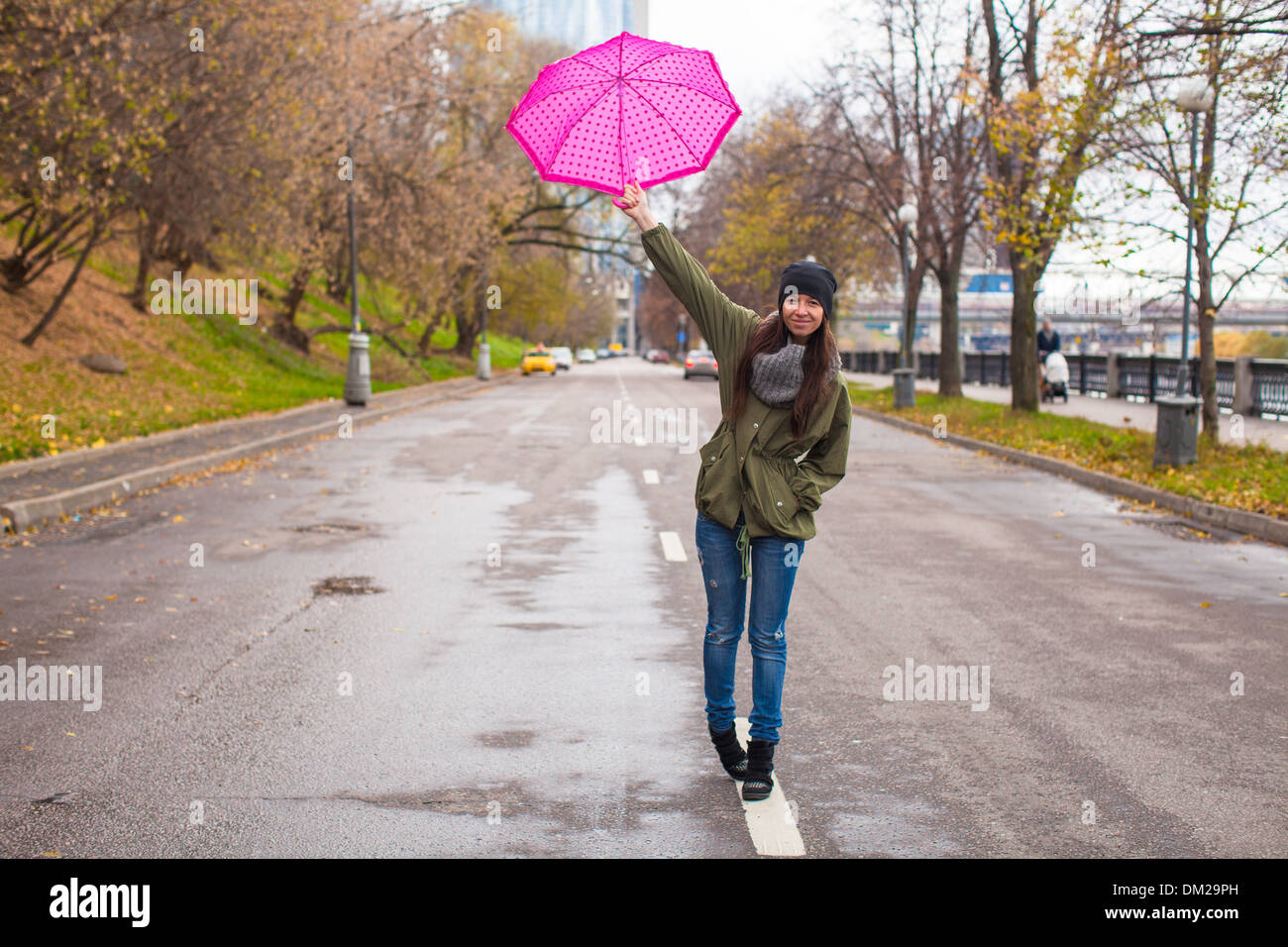 Junge Frau Mit Regenschirm Im Regnerischen Herbsttag Stockfotografie Alamy