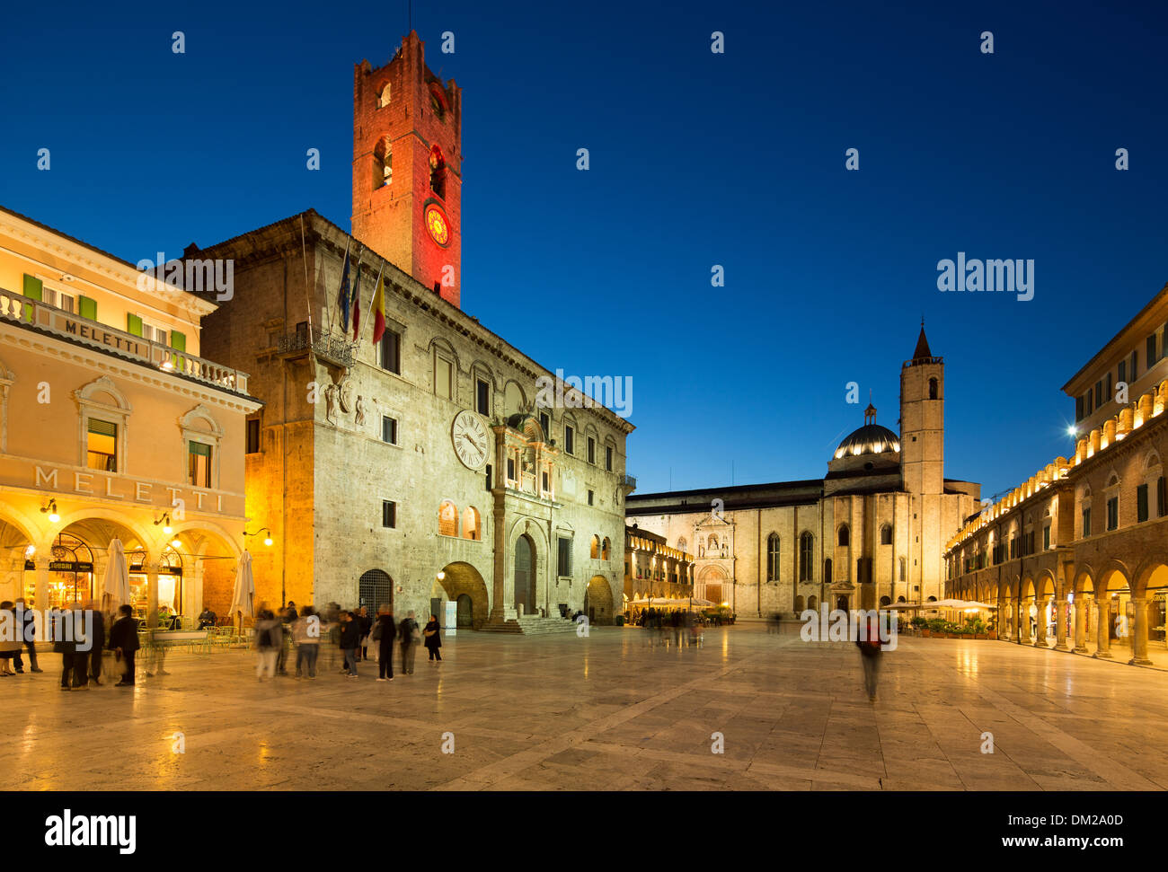 Piazza del Popolo in der Nacht, Ascoli Piceno, Marken, Italien Stockfoto