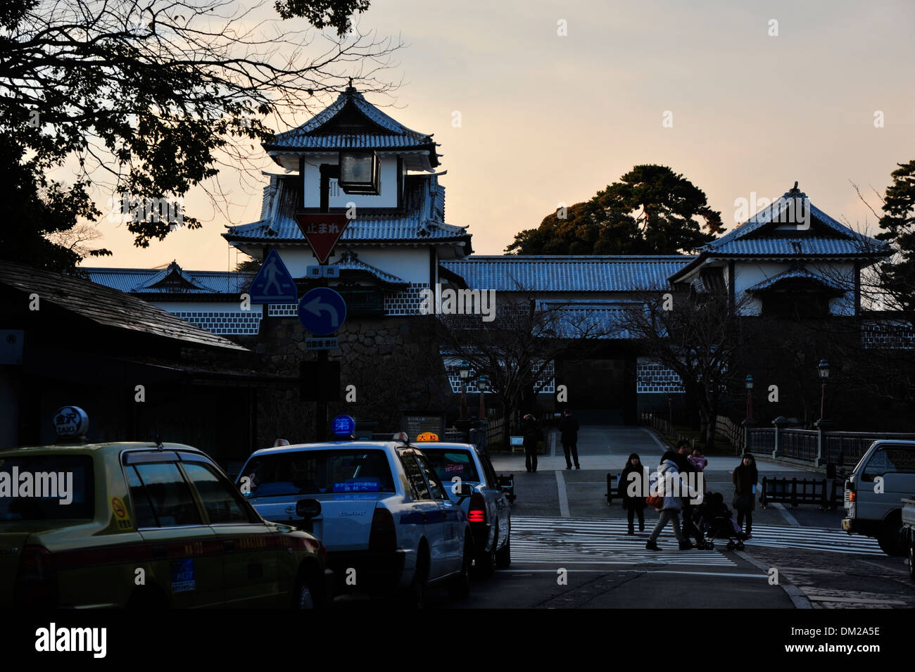Isikawa Tor des Schlosses Kanazawa am Abend Stockfoto