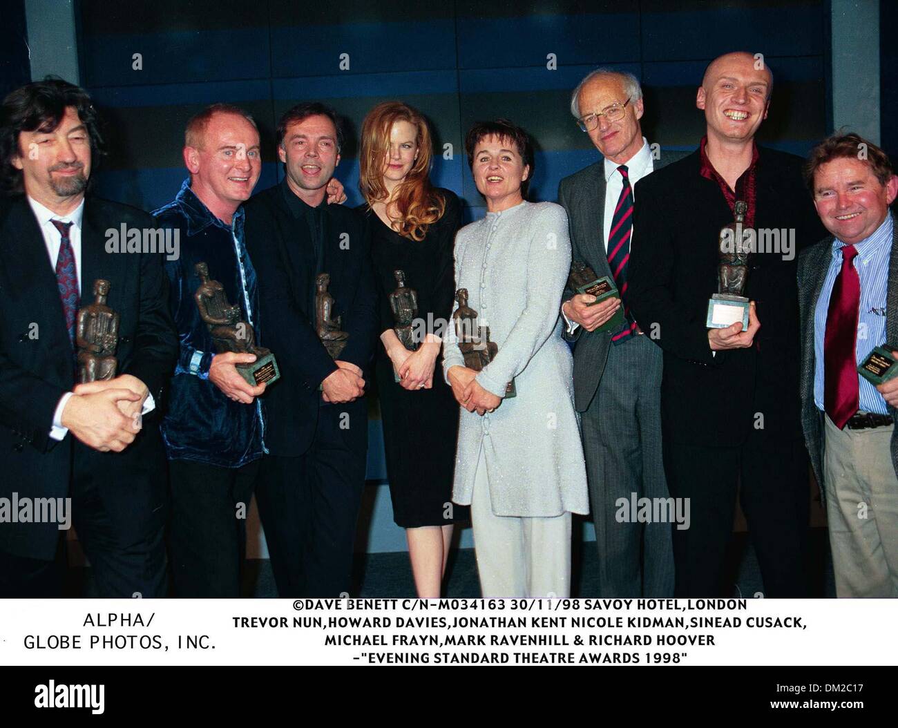 30. November 1998 - London, Großbritannien - 30.11.98 SAVOY HOTEL, LONDON. TREVOR NUNN, HOWARD DAVIES, JONATHAN KENT, NICOLE KIDMAN, SINEAD CUSACK, MICHAEL FRAYN, MARK RAVENHILL & RICHARD HOOVER.-'' Abend STANDARD THEATRE AWARDS 1998' (Kredit-Bild: © Globe Photos/ZUMAPRESS.com) Stockfoto