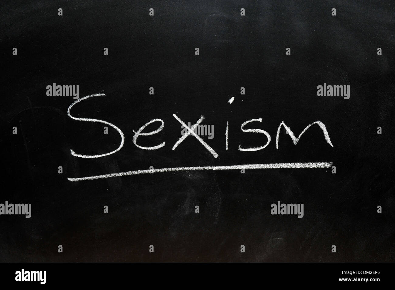 Nahaufnahme von einer Tafel mit Sexismus darauf mit Kreide geschrieben. Stockfoto