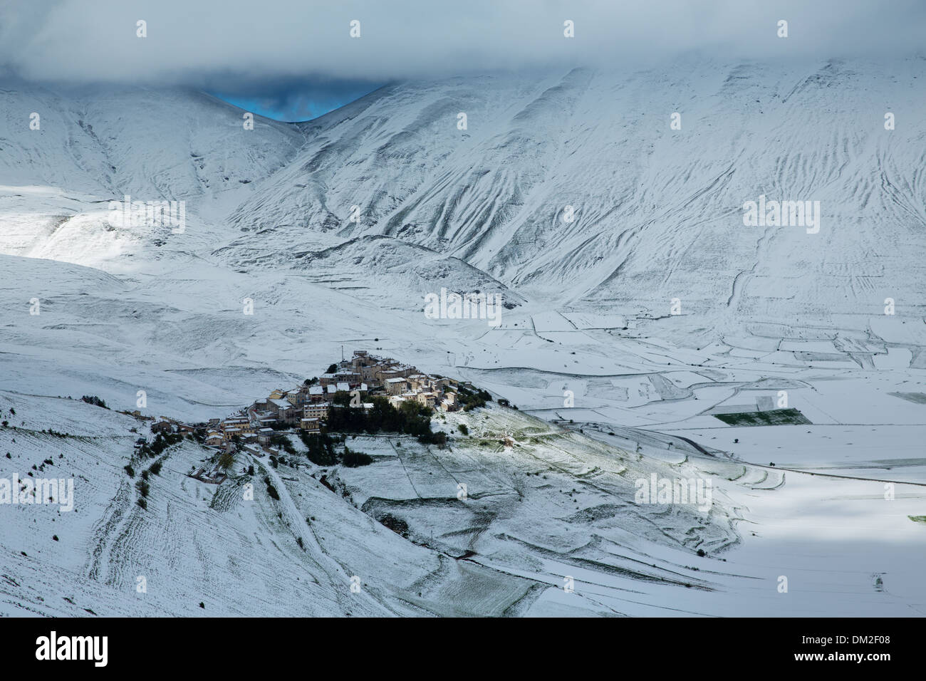 Castelluccio & Piano Grande im Schnee, Nationalpark Monti Sibillini, Umbrien, Italien Stockfoto