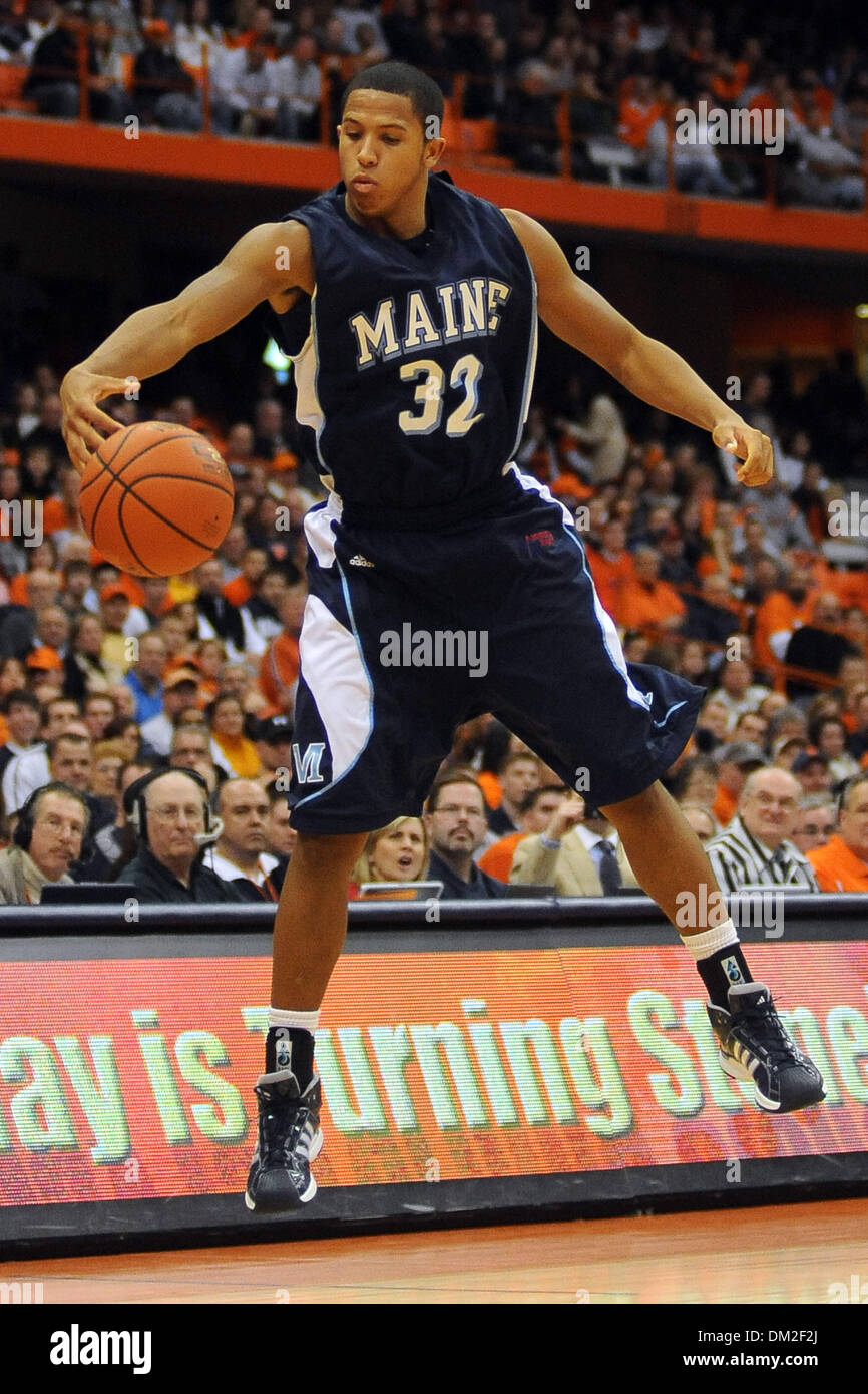 Maine Guard Gerald McLemore (32) fängt einen Pass von Syrakus in der Luft in der zweiten Hälfte. Syrakus besiegt Maine 101-55 bis zum 8-0 auf die Saison bei den Carrier Dome in Syracuse, New York zu gelangen. (Kredit-Bild: © Michael Johnson/Southcreek Global/ZUMApress.com) Stockfoto